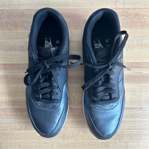 Nike Air Max 1 Ultra SE Women Running Shoes - Picture 2 of 7